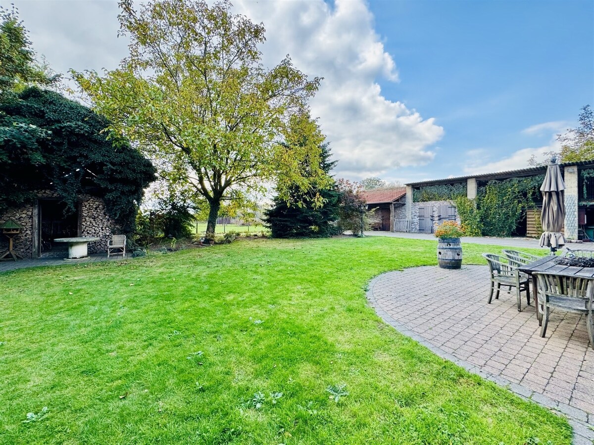 Unieke hoeve met woonst, 3 appartementen en paardenstallen op een ruim perceel van ca 1,2ha te Dilsen-Stokkem 