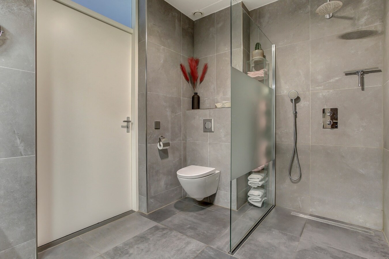 Gelegen in Tilburg ligt dit bijzondere en ruime appartement aan de Besterdring. 