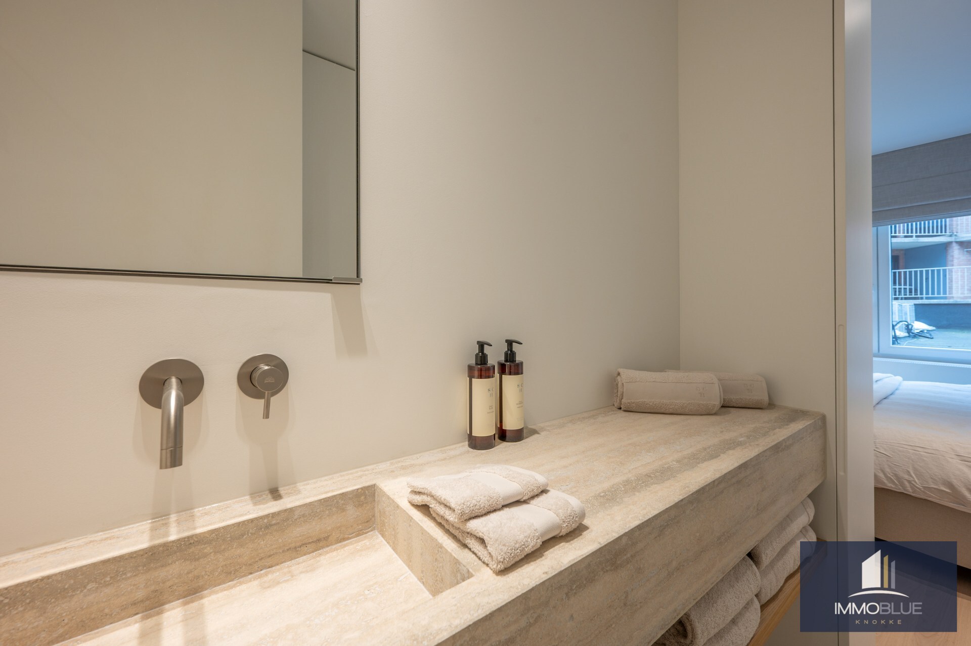 Appartement lumineux, entièrement rénové, avec trois chambres et une largeur de façade d’environ 5,5 mètres, idéalement situé à proximité de l’avenue Dumortier. 