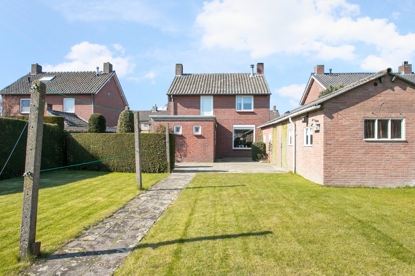 Vrijstaande woning met garage gelegen op een perceel van 556 m2. 