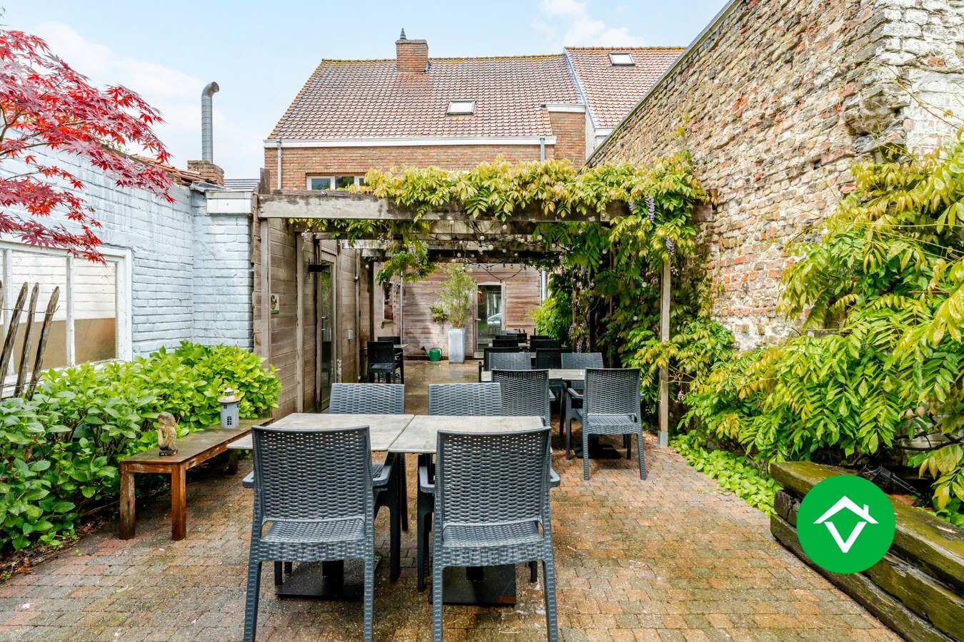 Handelswoning met goeddraaiende frituur te koop in centrum Eernegem 