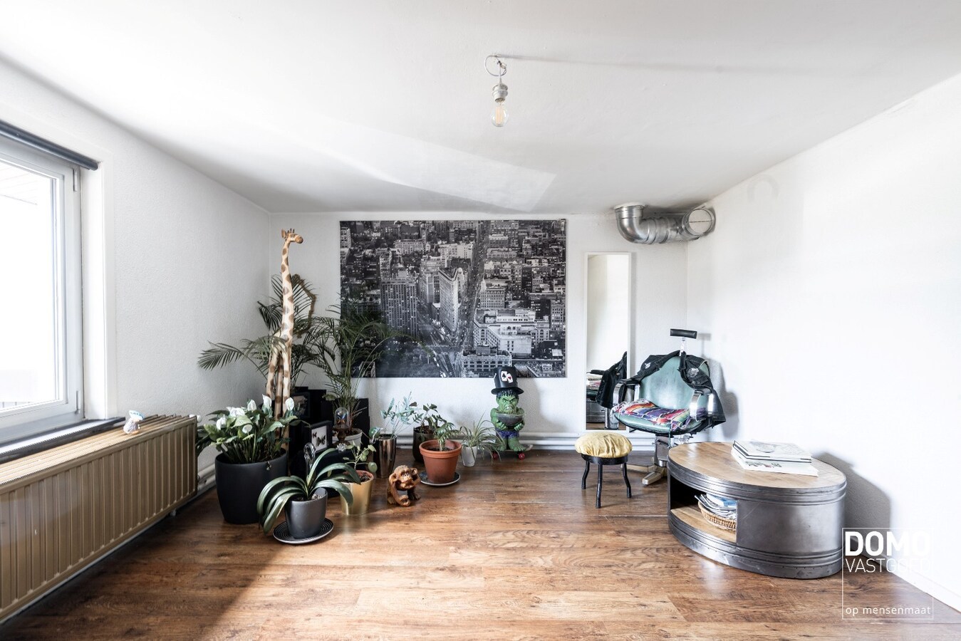UNIEKE EIGENDOM MET WONING, 2 APPARTEMENTEN EN MAGAZIJNEN OP 13A88CA 