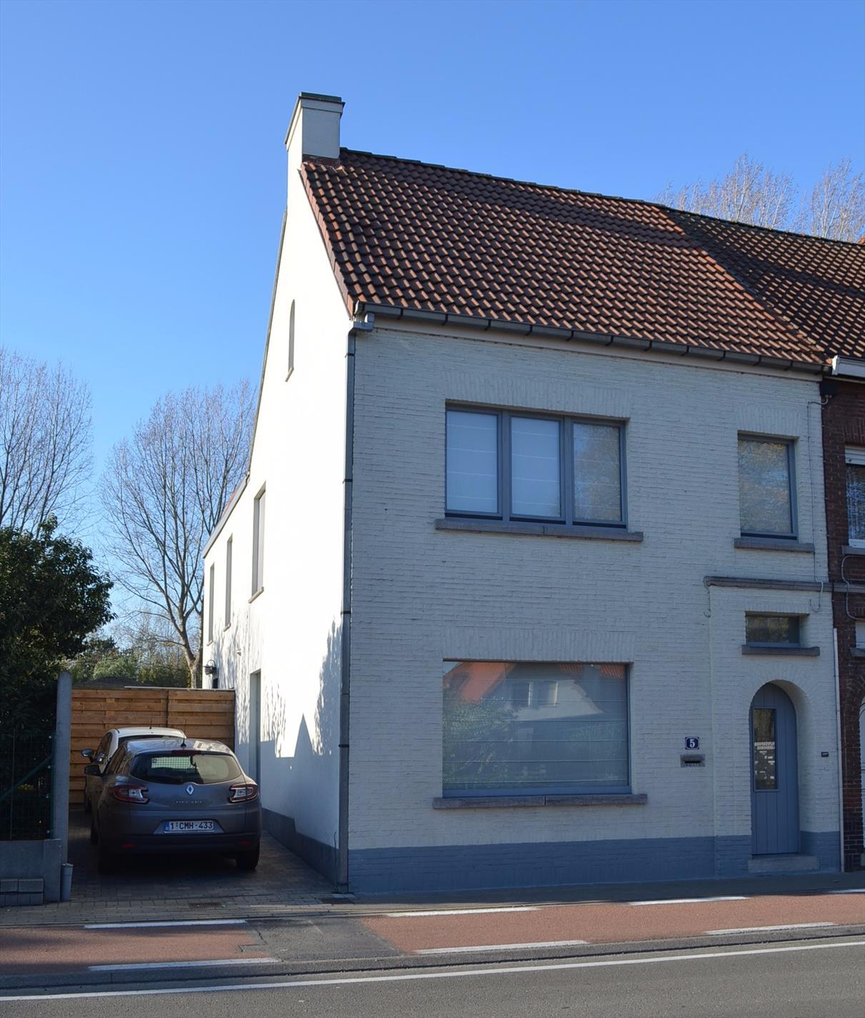 Ruime totaal gerenoveerde woning met 4 slpks (mogelijkheid tot 5) te Eeklo 