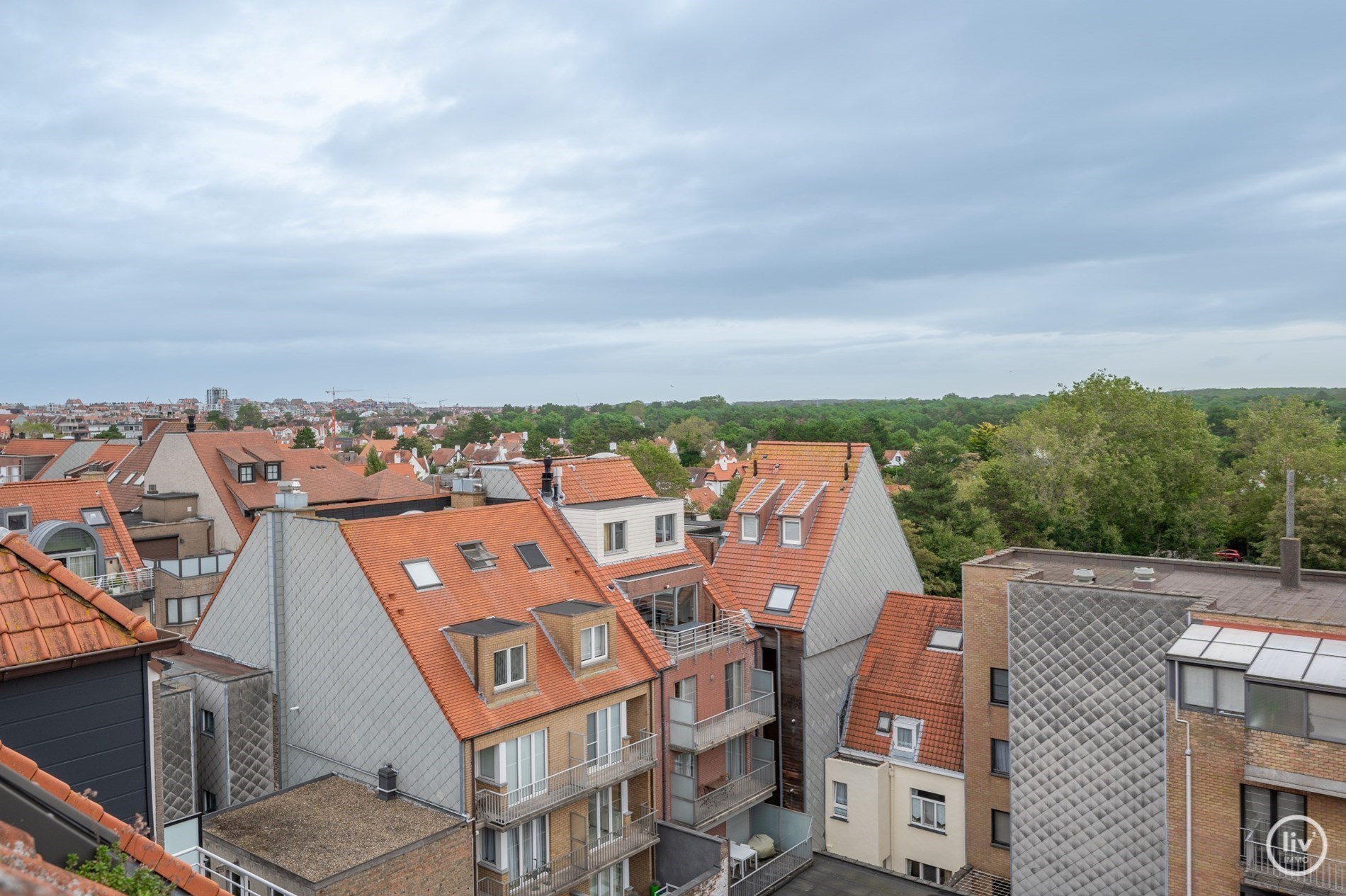 Superbe appartement en duplex magnifiquement rénové avec une spacieuse terrasse orientée vers l'ouest, situé sur la Lippenslaan à Knokke. 