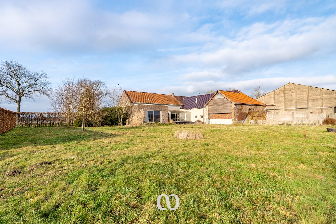 Gerenoveerde hoeve met atelier en een prachtig zicht 