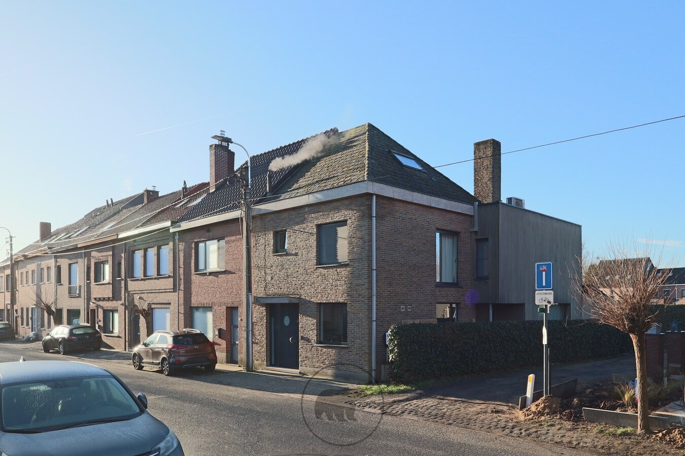 Instapklare en voortreffelijke gezinswoning, zuidgerichte tuin en 4 garageboxen 