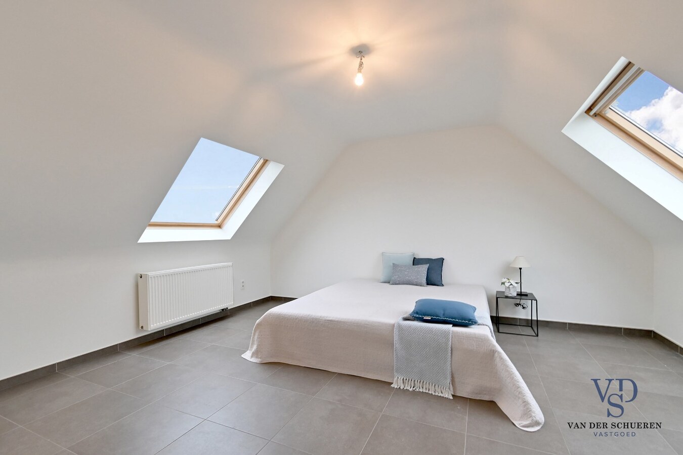 Ruime Half Open, op een commercieel gunstige ligging 