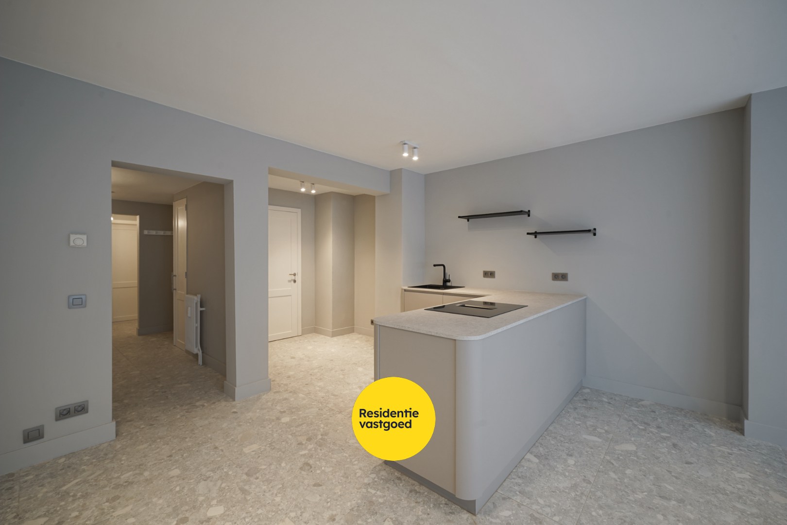 Gerenoveerd 2-slpk appartement met balkon en lift in Oostende 