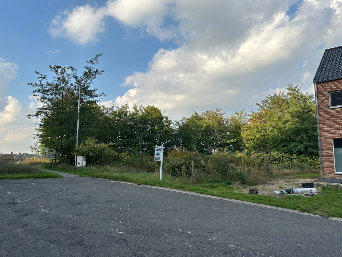 Bouwperceel voor een 3-gevelwoning. Tegenover Park- en Natuurgebied. Nabij Oud Kanaal en de Boslaan. 