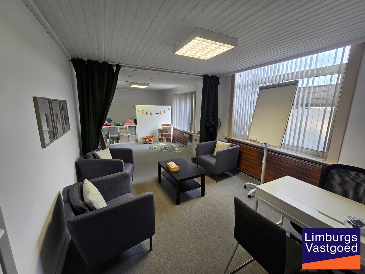 Gelijkvloerse kantoorruimte 108 m² met privé parkeerplaatsen 