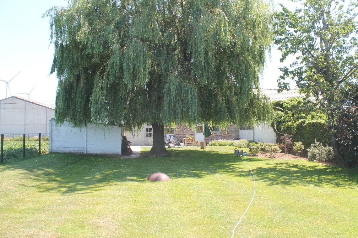 Charmante halfopen woning met garage, 2 slaapkamers en grote tuin 