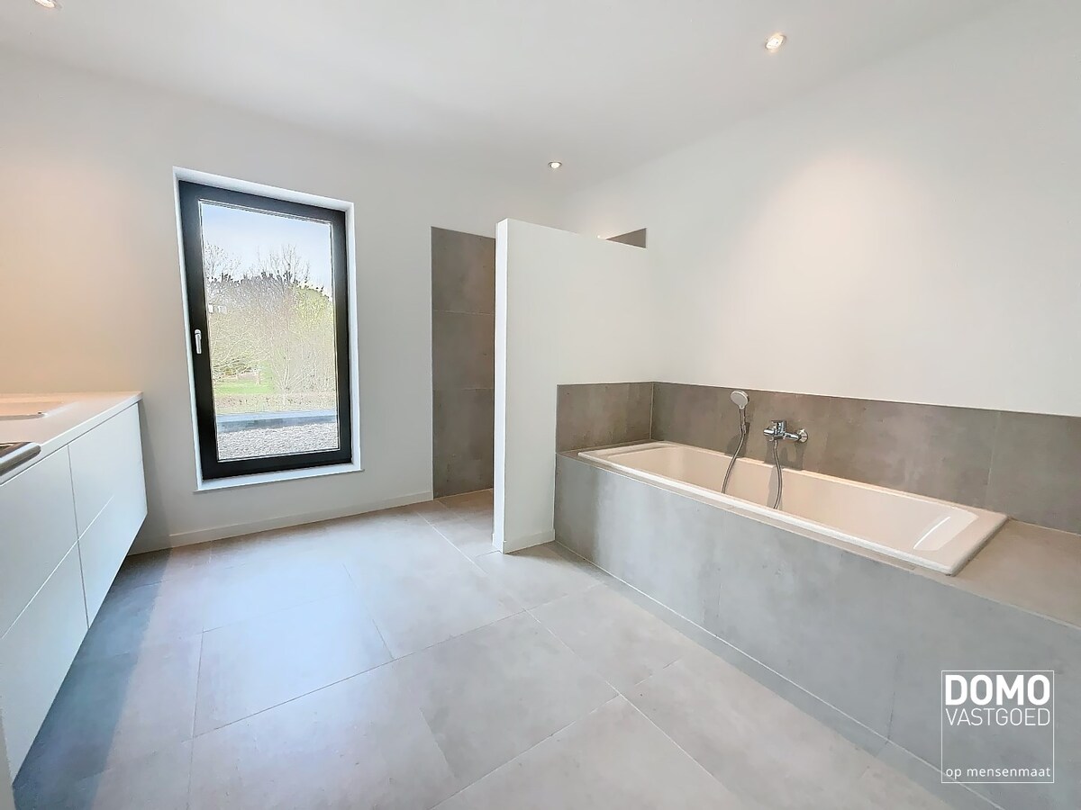 MODERNE NIEUWBOUWWONING MET TUIN,OVERDEKT TERRAS EN INPANDIGE GARAGE TE HASSELT 