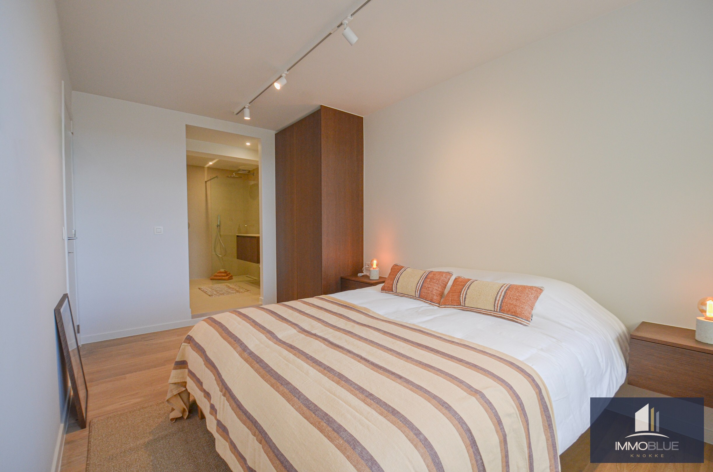 Exclusief – Stijlvol volledig gerenoveerd appartement met frontaal zeezicht. 
