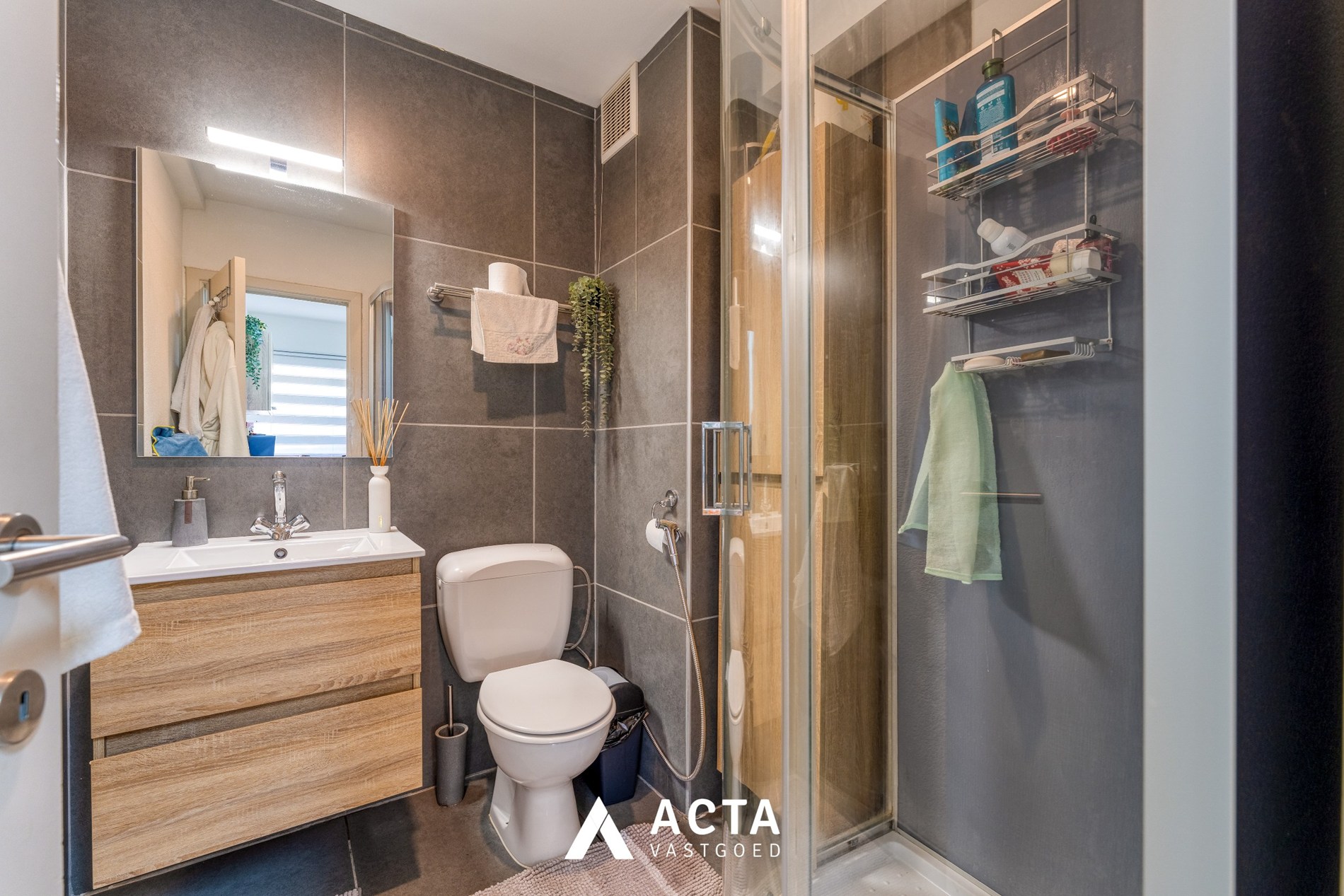 Gerenoveerde opbrengsteigendom met zes appartementen in centrum Oostende 