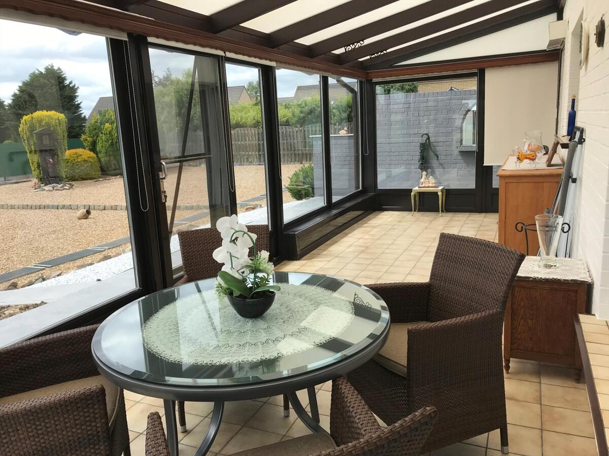 Volledig afgewerkte halfopen woning op zonnig perceel van 525 m² 