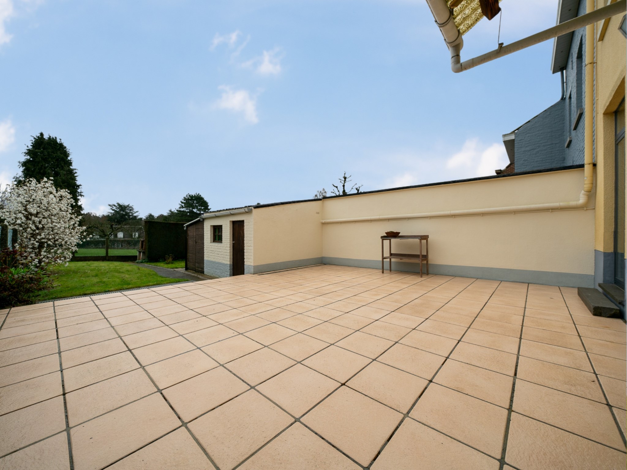 Ruime woning met 5 kamers (mogelijk) en open zicht 