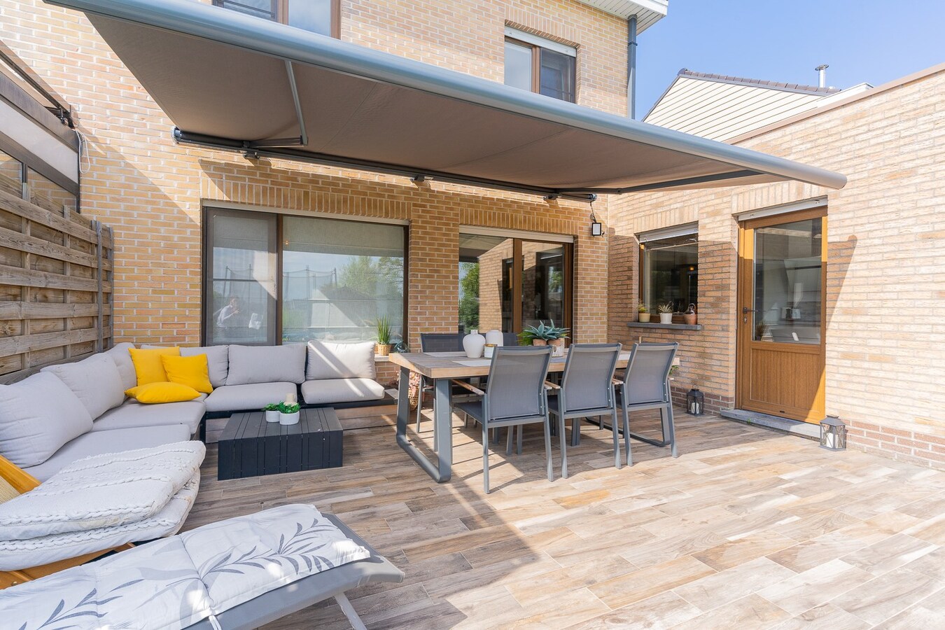 Maison entièrement rénovée, garage, parking, jardin. 