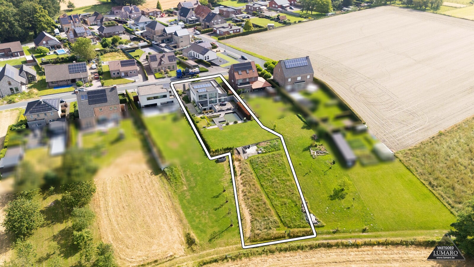 Dorne : moderne woning met parktijkruimte / bureel, volwaardige kelderverdieping, terras, zwemvijver en weide. Prachtig uitzicht. 