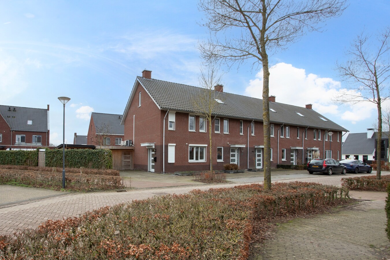 Moderne hoekwoning uit 2016 gelegen in een jonge en kindvriendelijke woonwijk in Lage Mierde. 