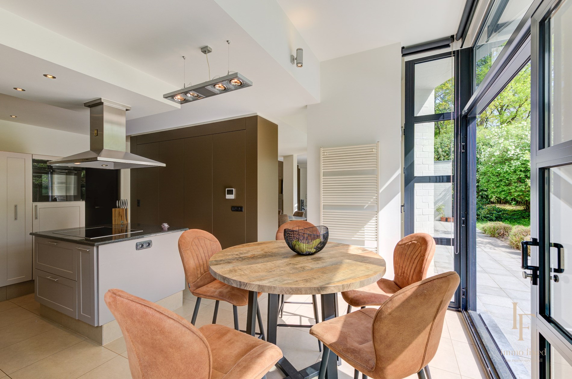 Moderne villa met 7 slaapkamers te Zoersel. 