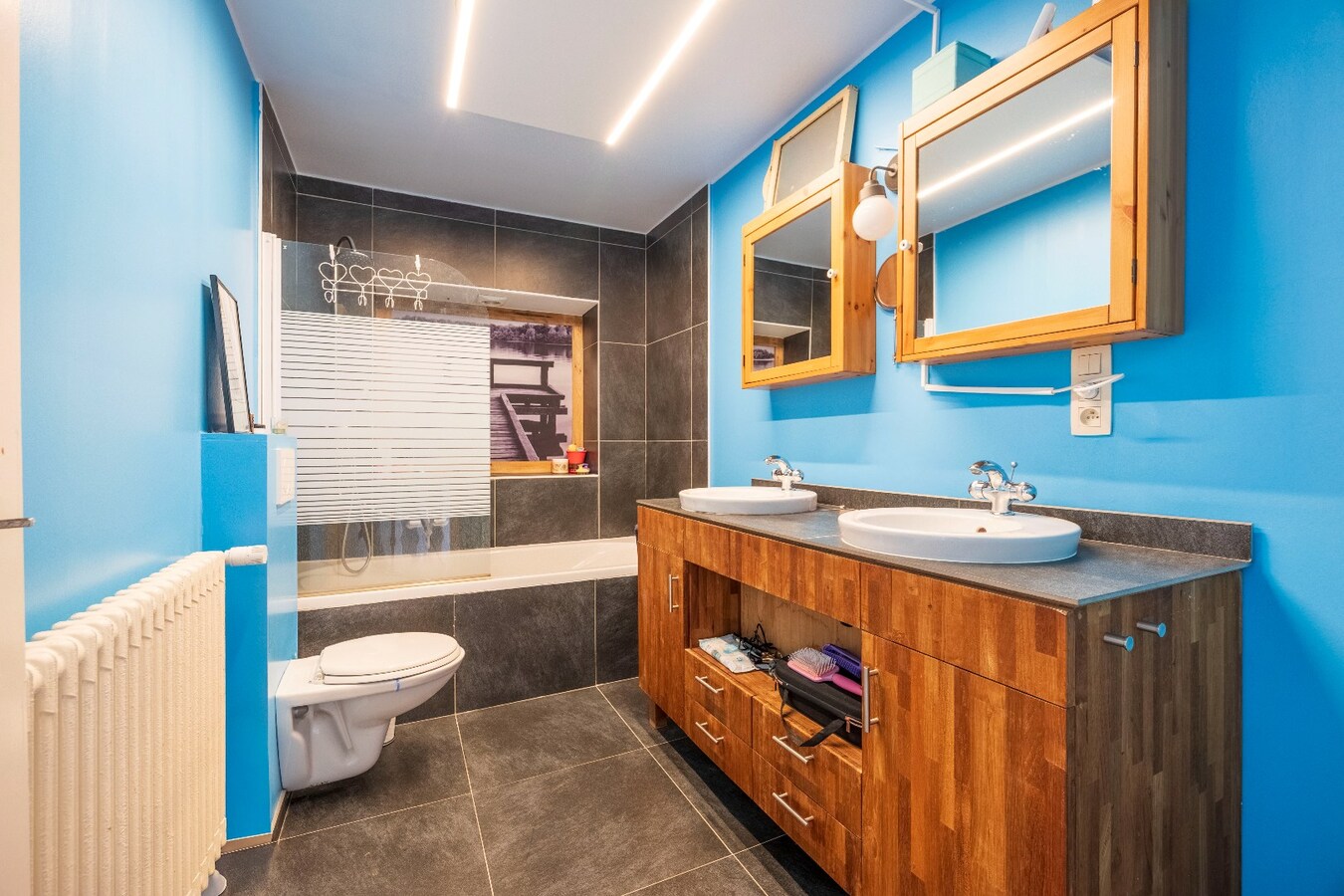 Instapklare bel-etagewoning met garage, zonnepanelen en aangename buitenruimte in het centrum van Heist. 