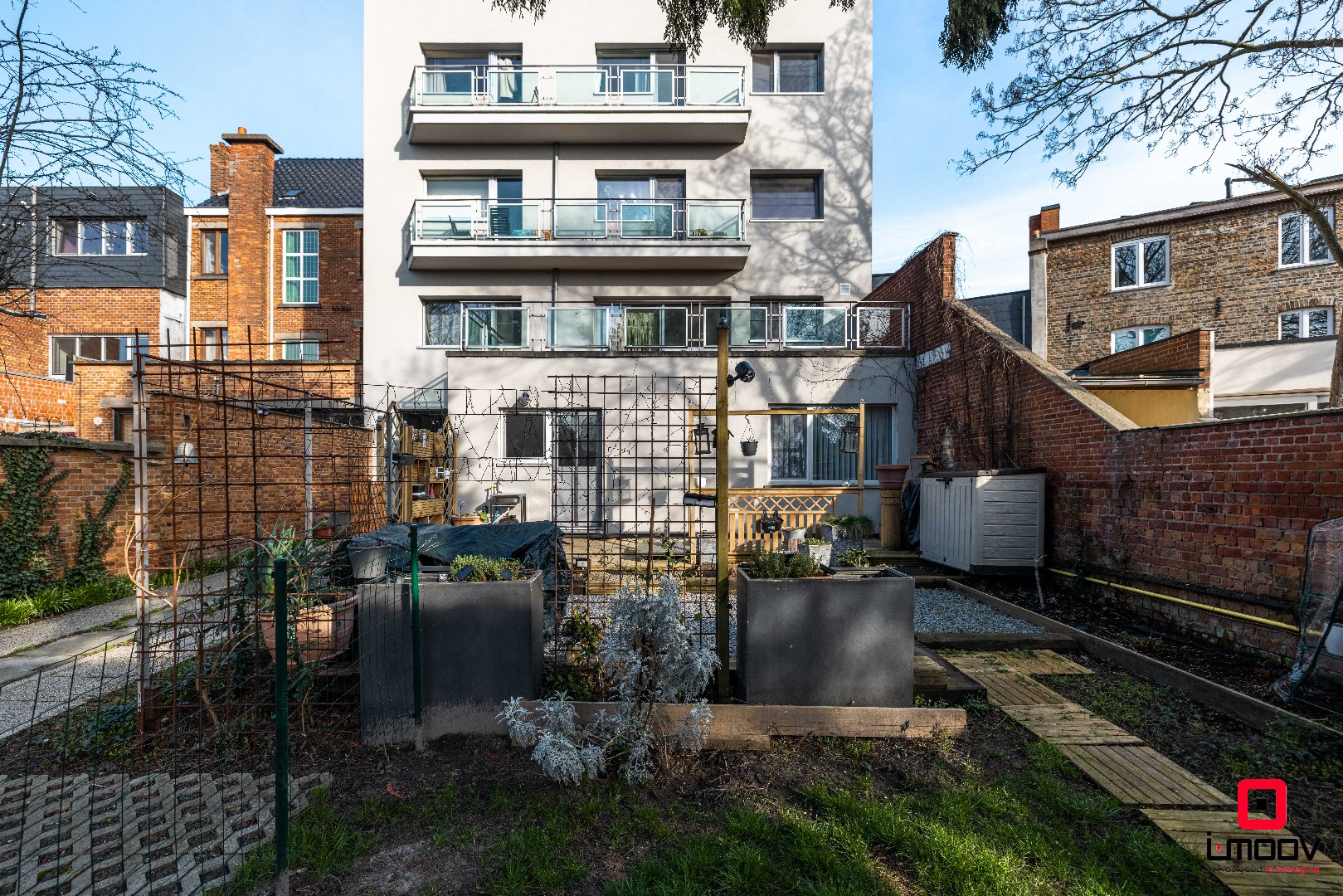 Instapklaar gelijkvloers appartement met tuin en parking in Sint-Amandsberg 