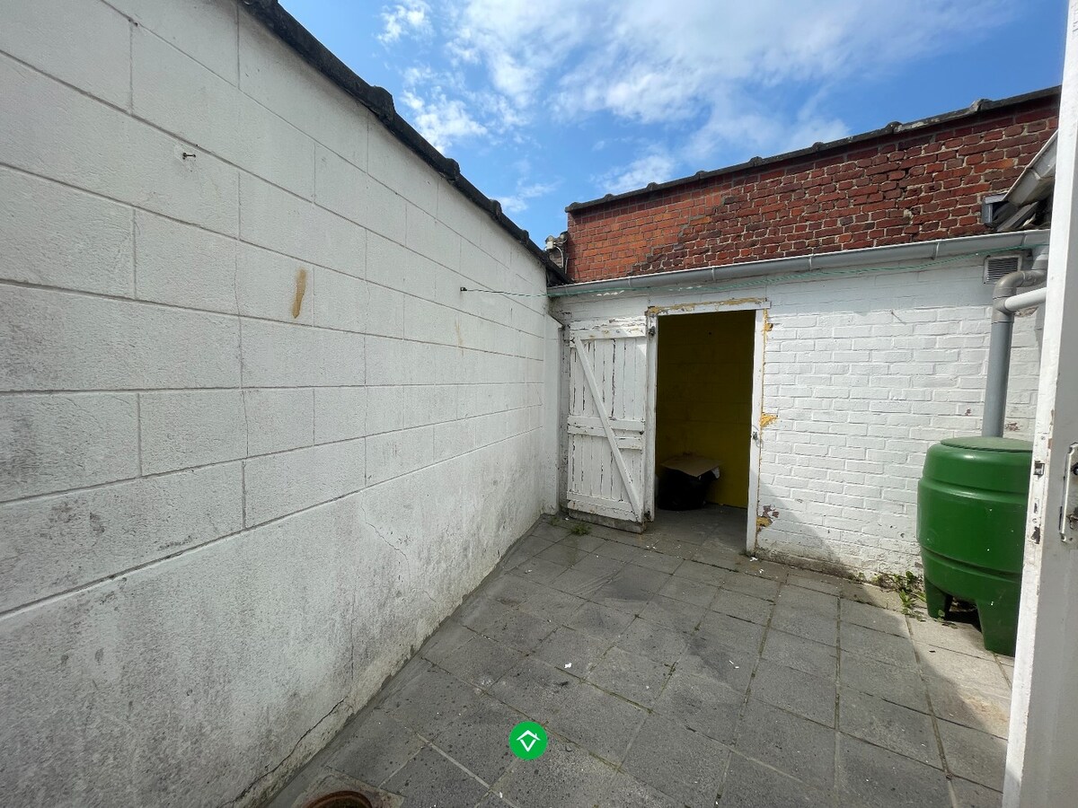 Woning met 2 slaapkamers en koer in centrum Roeselare 