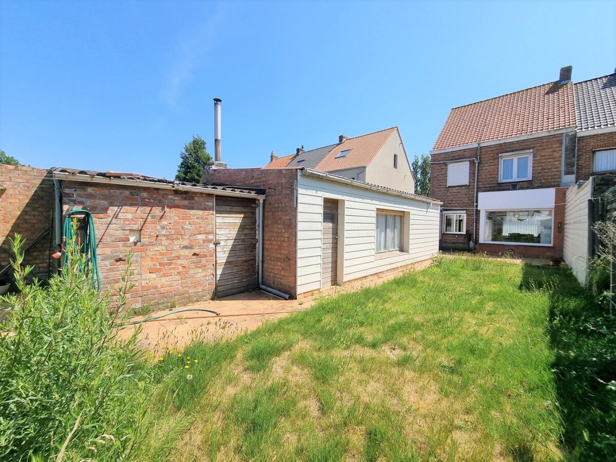 Halfopen woning met oprit, garage en grote tuin te Oudenburg 