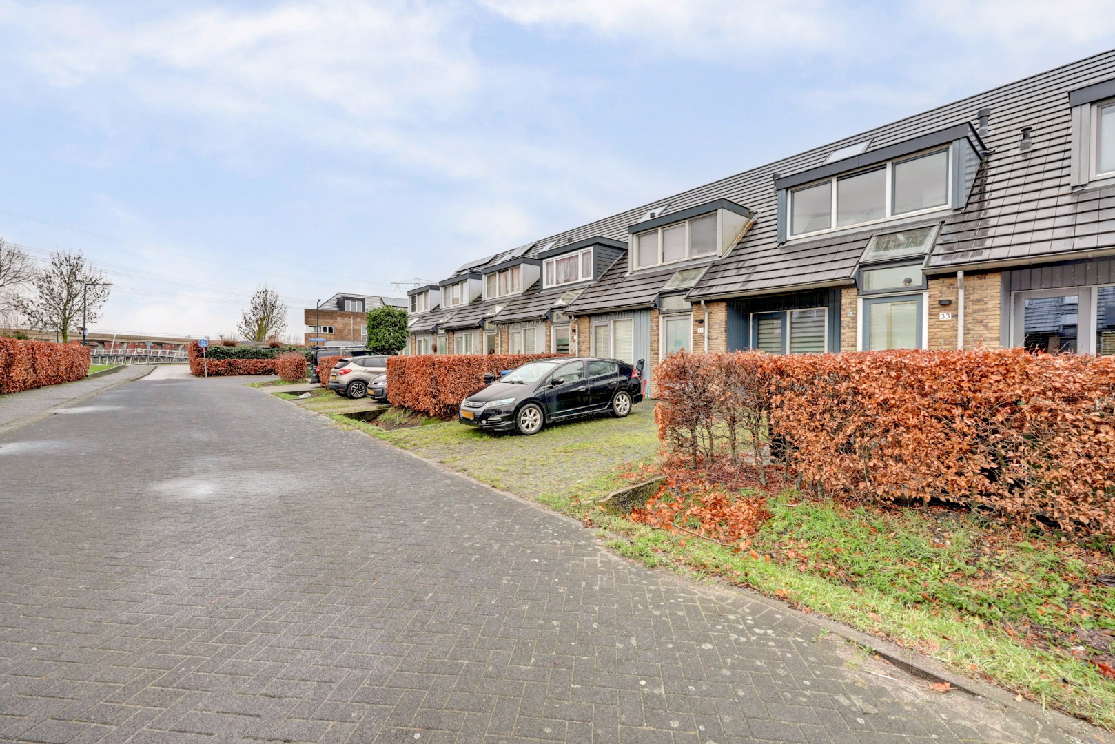In de jonge woonwijk Nesselande in deelplan Haag en Park gelegen 5 kamer tussenwoning met houten berging en parkeerplaats op 131 m² eigen grond. 
