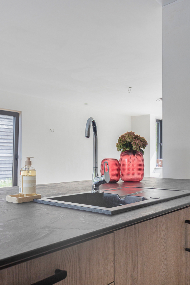 Heikant (NL) – Moderne vrijstaande woning met verrassend veel ruimte, energiezuinig comfort en mogelijkheden voor werken aan huis 