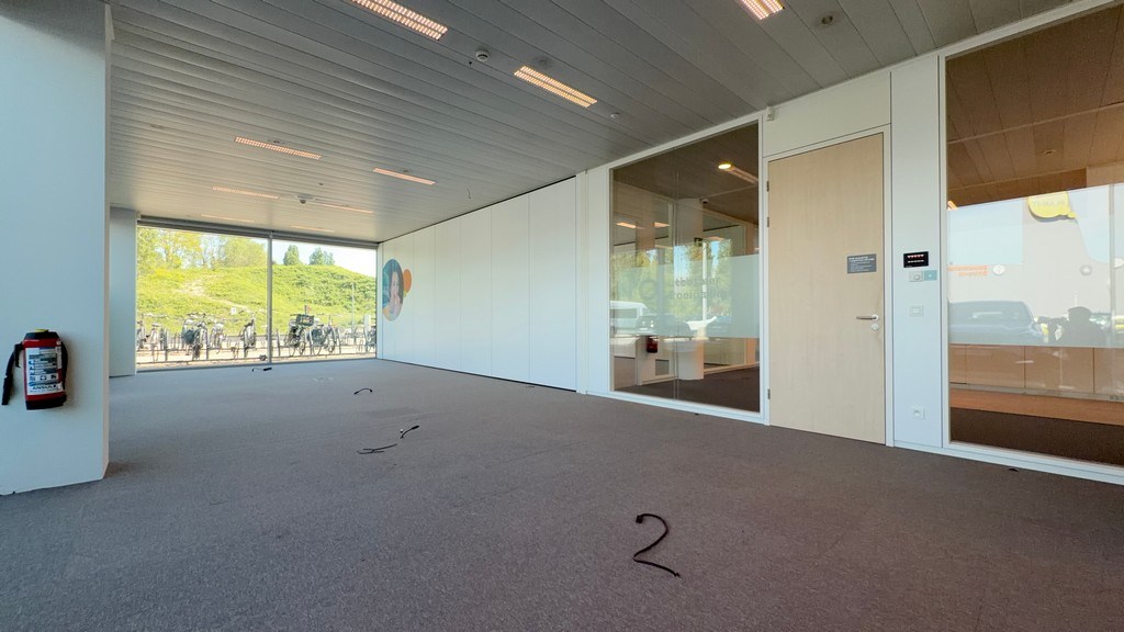 Instapklaar kantoorgelijkvloers te huur in Blue Towers in Gent