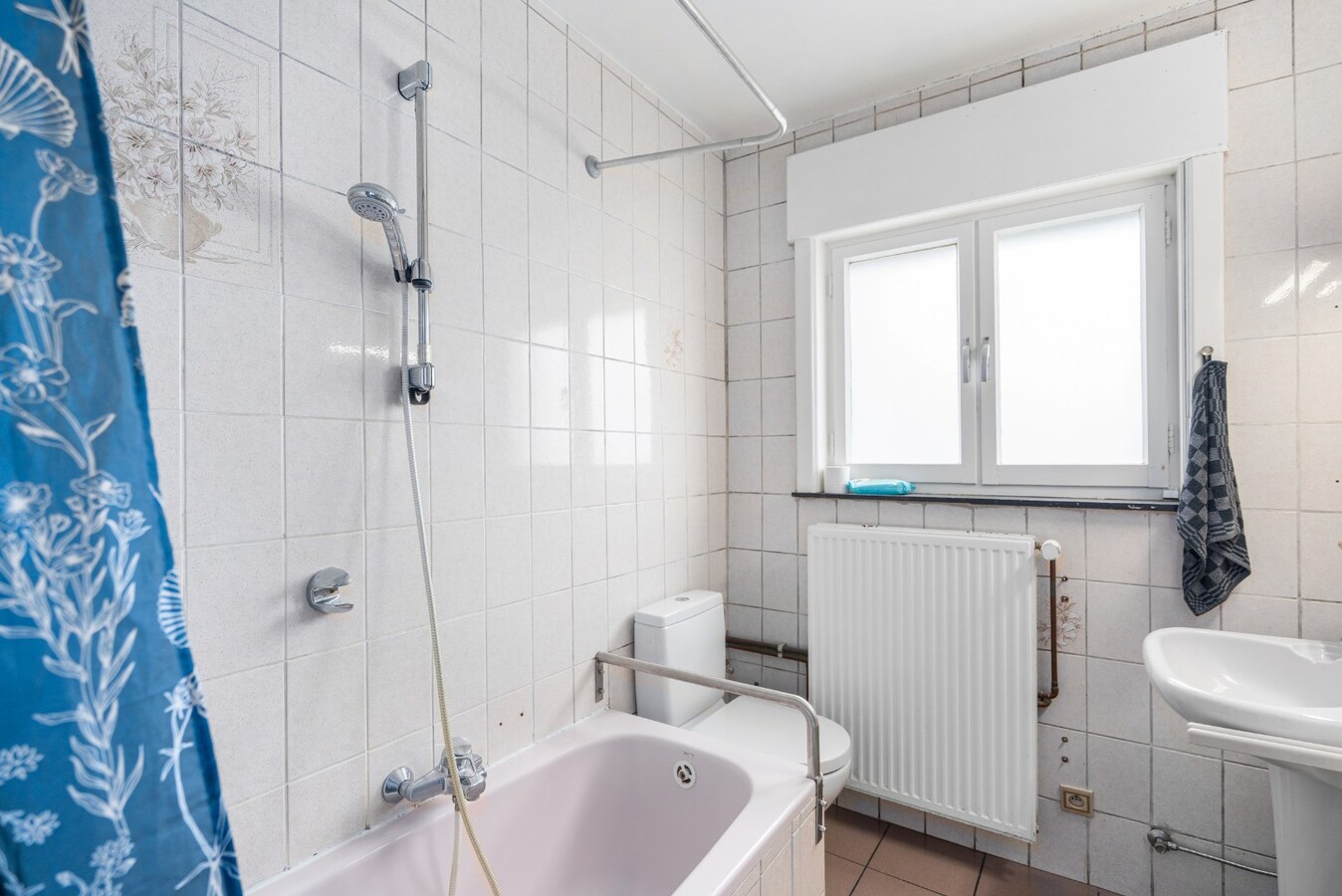 Alleenstaande woning met 3 slaapkamers en 2 garages te Koekelare 