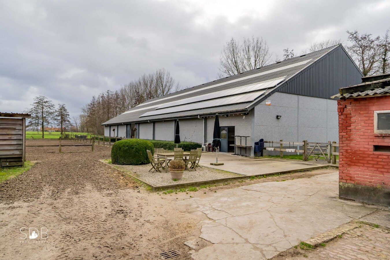 Landelijke woning met paardenaccommodatie en graslanden op 3ha 71a 90ca 