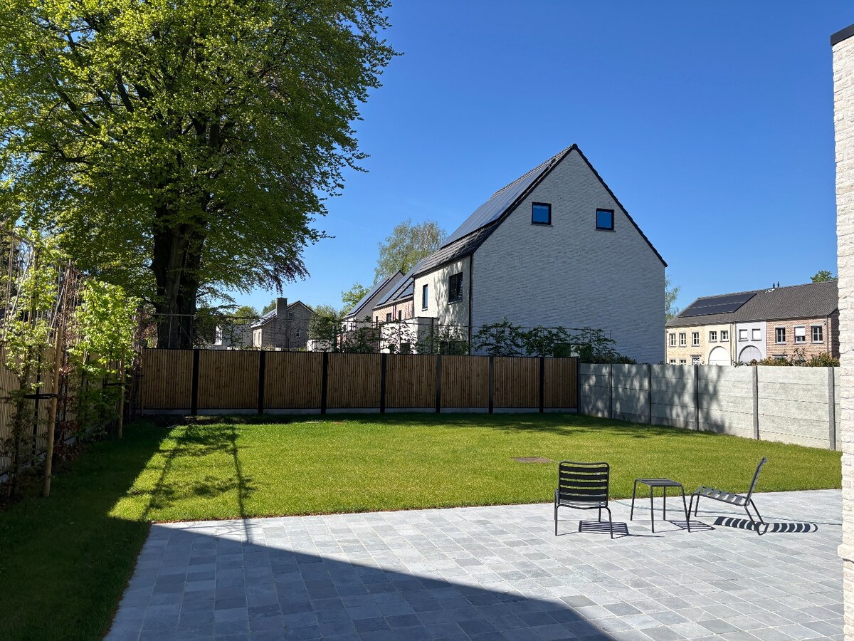 Nieuwbouwwoning met West-tuin in het centrum van Schilde 