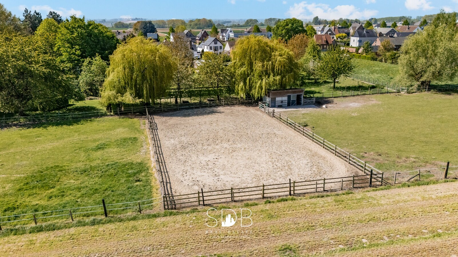 Prachtige stijlvolle woning met bijgebouwen, buitenpiste en graslanden 