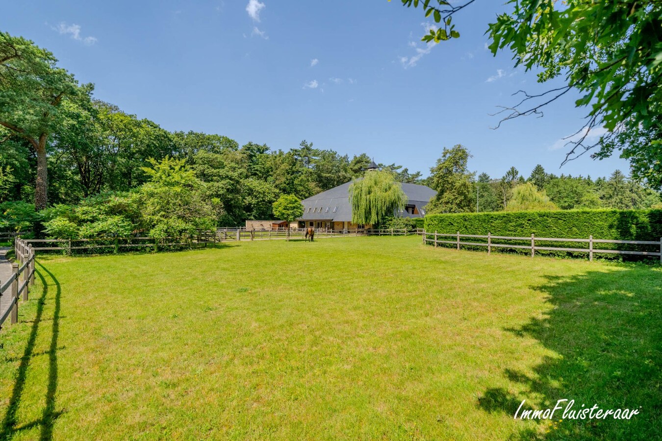 Exclusief eigendom met twee volwaardige, zelfstandige villa-woningen, een conciërgeverblijf en luxueuze paardenfaciliteiten op ruim 2 ha te Brasschaat 