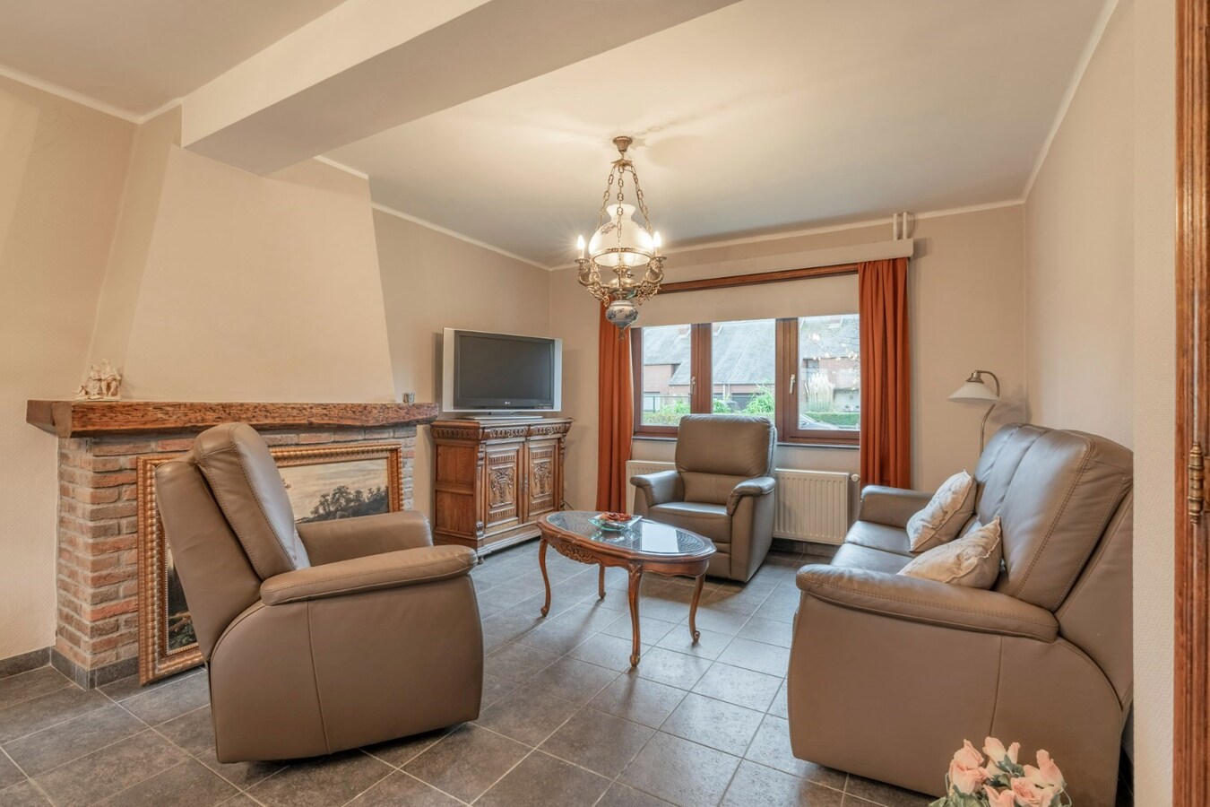 Instapklare woning op een leuke locatie te As. 