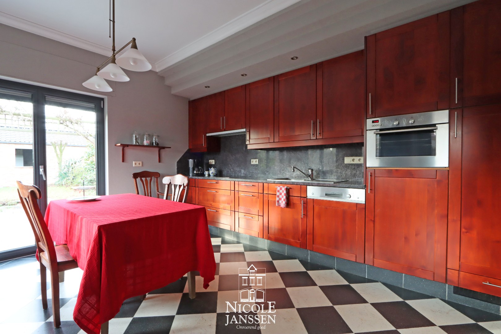 Praktische keuken met natuurstenen werkblad