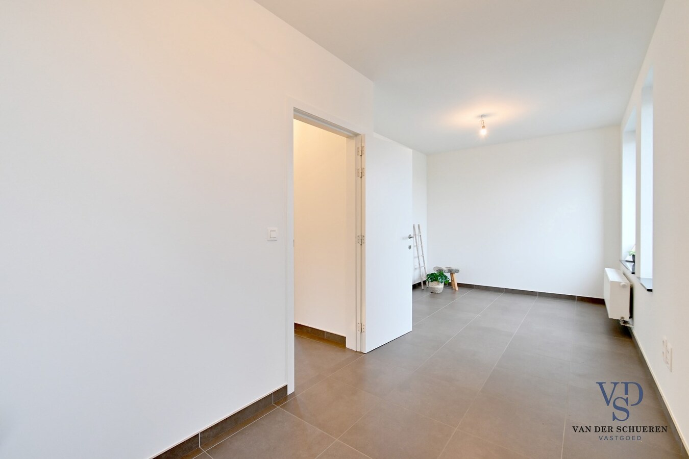 Ruime Half Open, op een commercieel gunstige ligging 