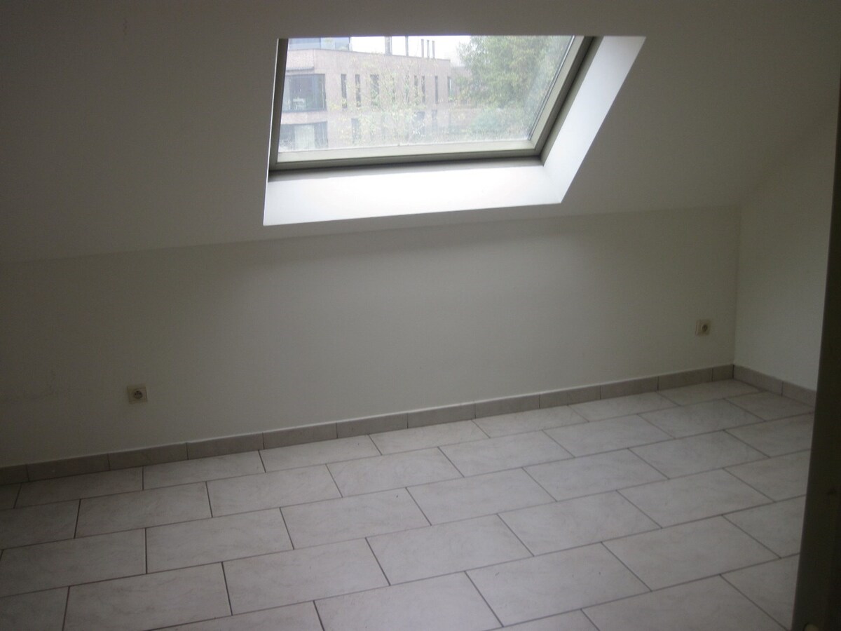 Bijzonder ruim appartement in hartje Kruishoutem. 