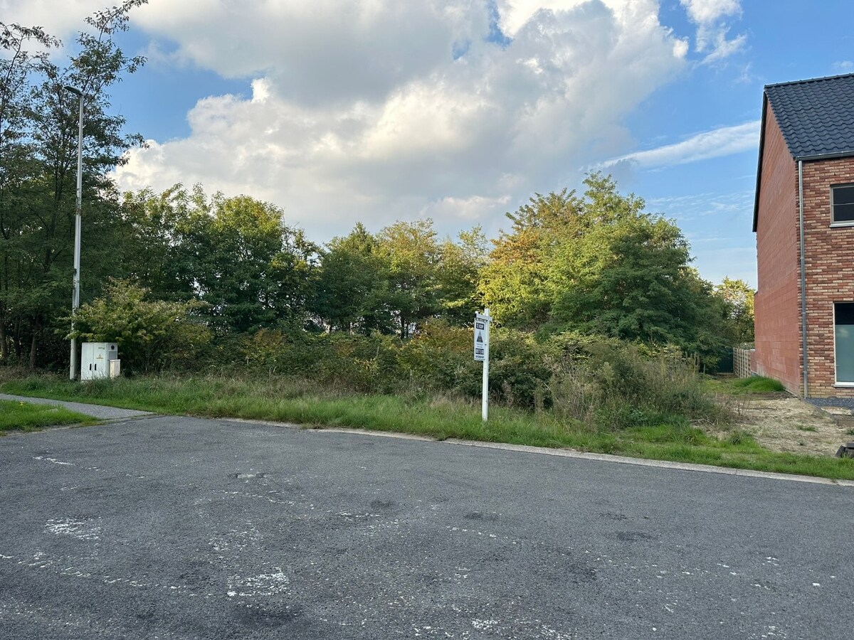 Bouwperceel voor een 3-gevelwoning. Tegenover Park- en Natuurgebied. Nabij Oud Kanaal en de Boslaan. 