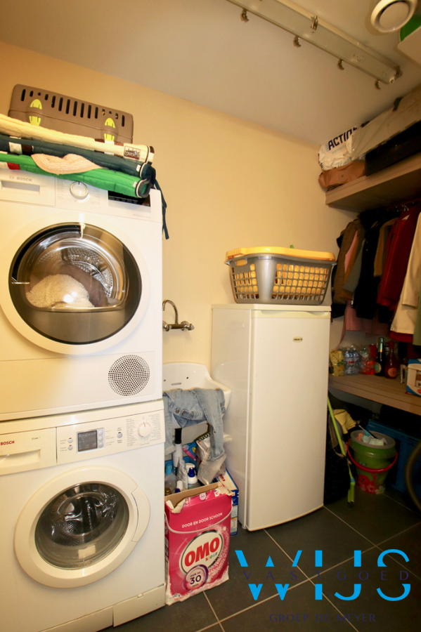 Gelijkvloers éénslaapkamer appartement met garage &amp; terras in het landelijke Oosteeklo ! 