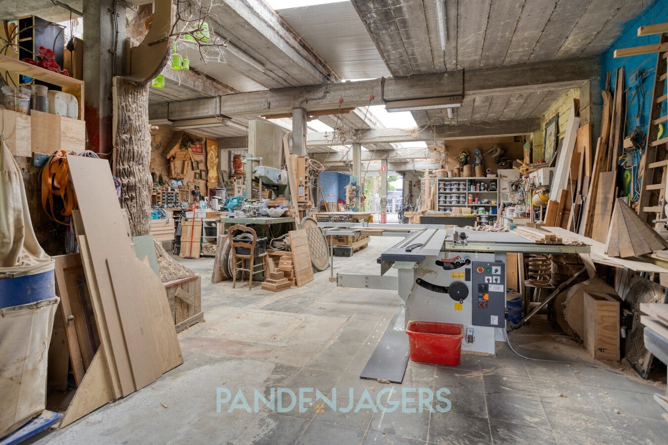 Gerenoveerde woning met uitzonderlijk groot magazijn op unieke locatie te Duffel 