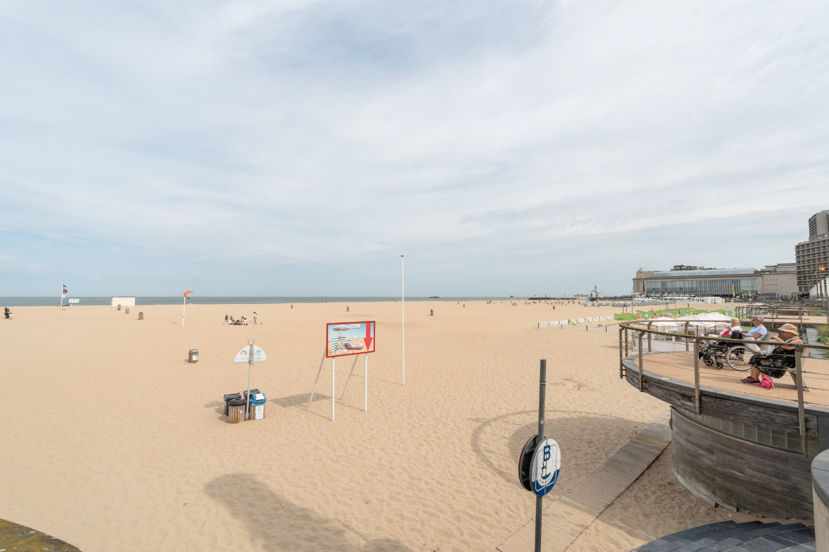 GERENOVEERD APPARTEMENT MET ZIJDELINGS ZEEZICHT: TOPLIGGING !! 