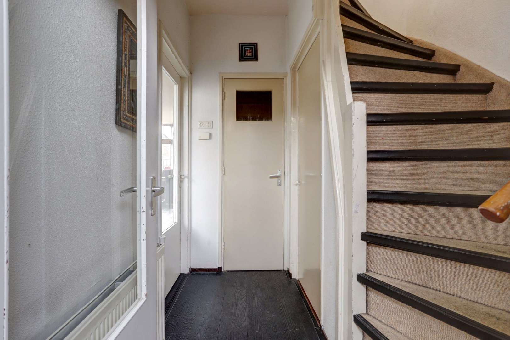 In het geliefde "Lage Land' is gelegen deze uitgebouwde 5-kamer tussenwoning met zonnige en diepe tuin en geheel gelegen op eigen grond. 