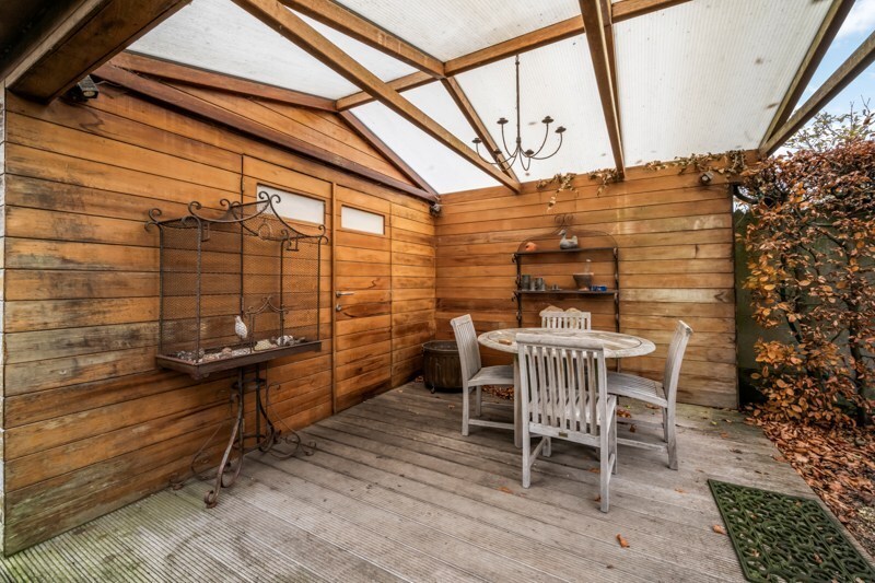 Uitstekend gelegen handelspand met woonst in Eernegem 