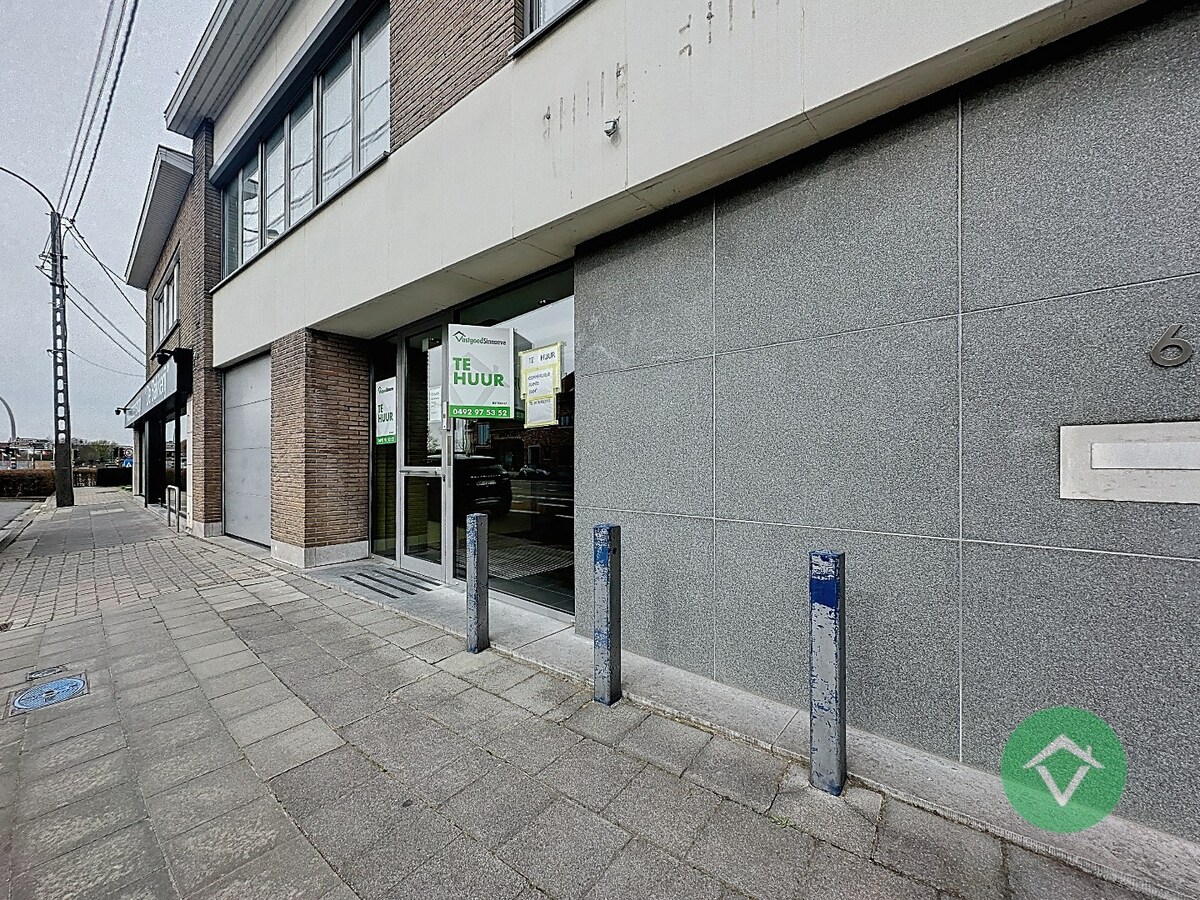 Commerciële toplocatie in Vleteren met burelen, vergaderruimtes en parking 