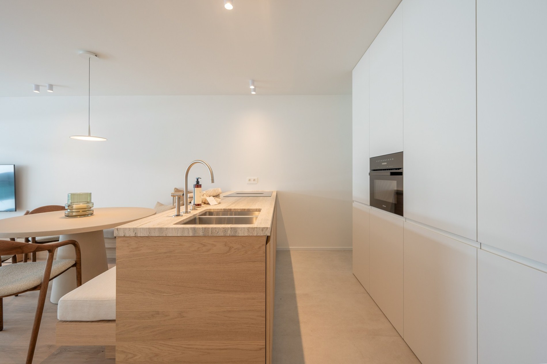 Appartement exclusivement rénové avec 3 chambres à vendre près de la plage d'Albert et de la place de la Lumière. 