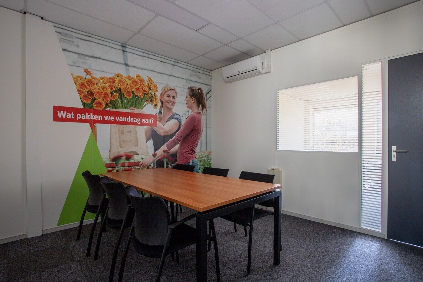 Vrijstaande representatieve kantoorruimte van circa 342 m2 met ruim voldoende parkeergelegenheid. (circa 20 plaatsen) 