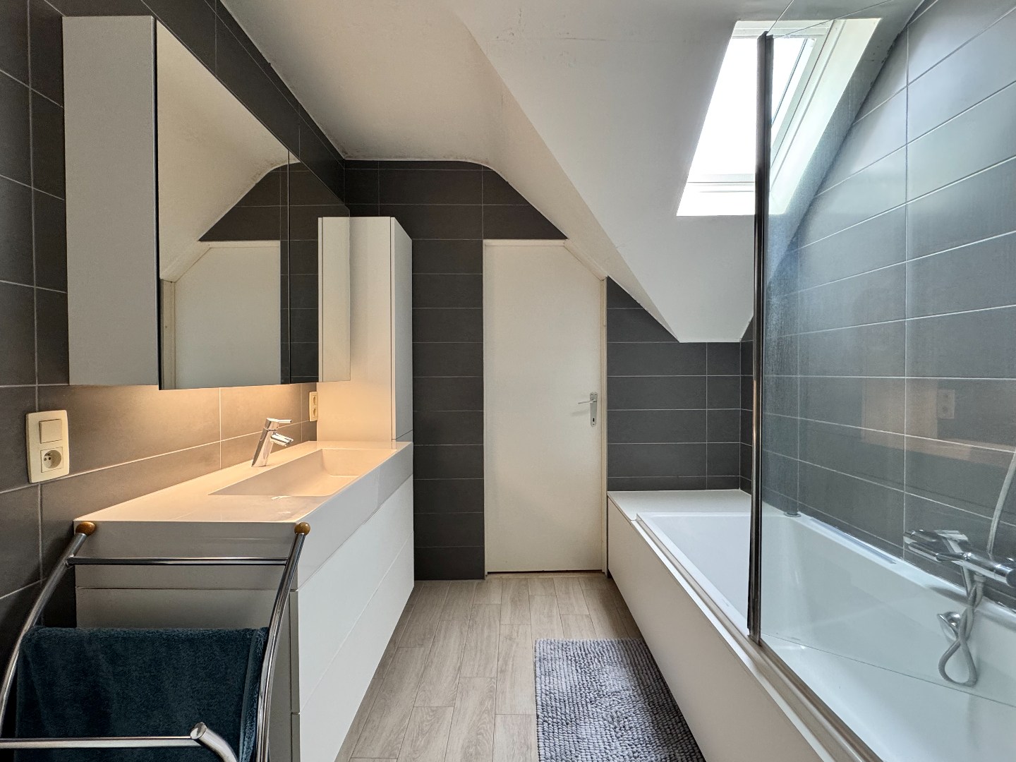 Instapklare halfopen bebouwing met 3 slaapkamers, tuin en garage te Zulte. 